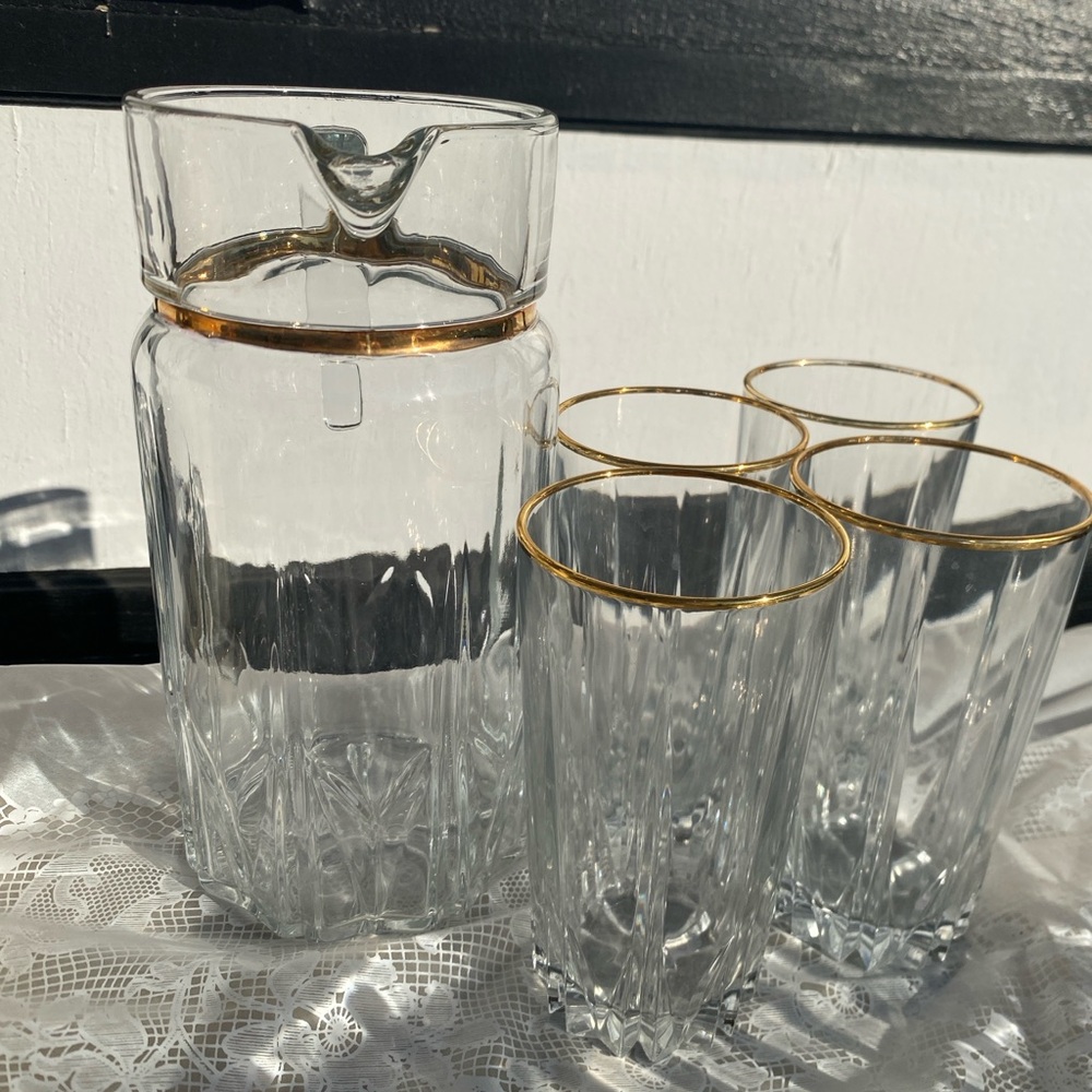 Elegant Glass Pitcher and Tumbler Set with Gold Rim